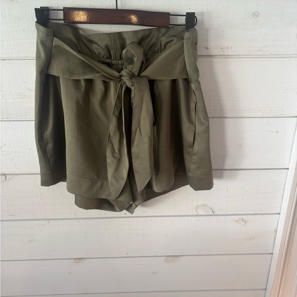 Abercrombie and Fitch  Olive Green Tie Belt Shorts in size medium - Picture 6 of 10